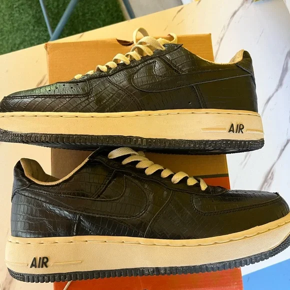 Classic Black Crocodile-Pattern Sneakers - Picture 8 of 16